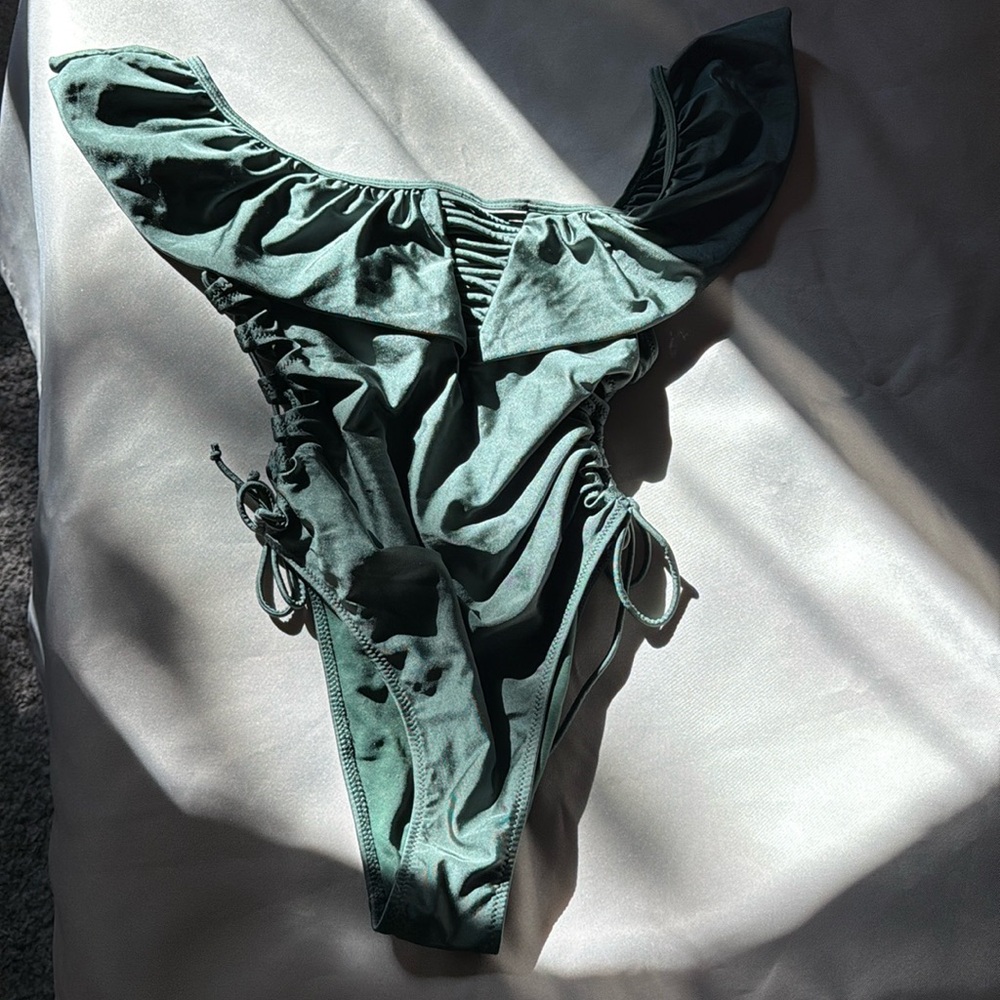 TiniBikini Black Off-Shoulder Green Cut Out One Piece Women’s Medium